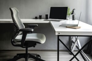 escritorio y silla ergonómica para oficina y teletrabajo 