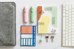 Material para oficina como subrayadores, marcadores de colores, post-its de colores y cintas adhesivas decorativas.